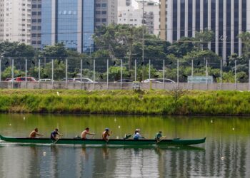 USP abre inscrições todo semestre para aulas de remo e canoagem para a terceira idade